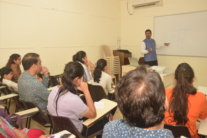 Sahi Tareeka programme materials in Mumbai — open textbook, revision cards, mind maps, a study timer and a weekly planner template